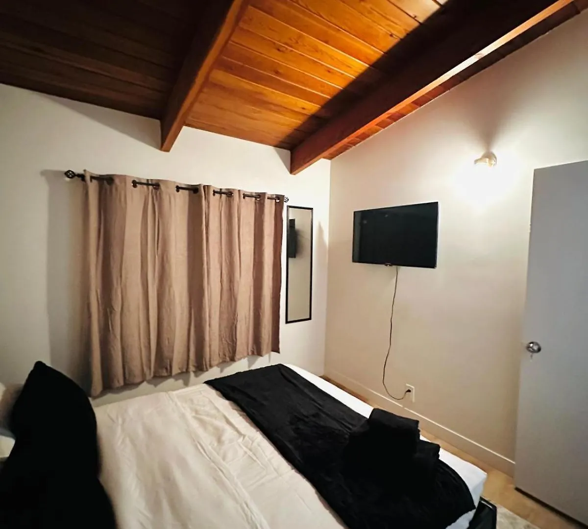 P&N Suites - Queen Room- Dubai Edmonton