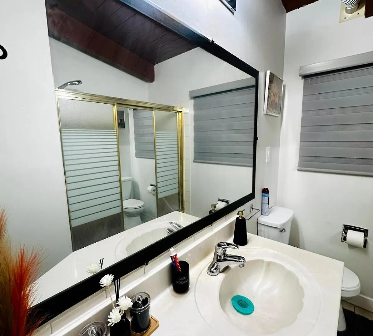 Penzion P&N Suites - Queen Room- Dubai Edmonton Kanada