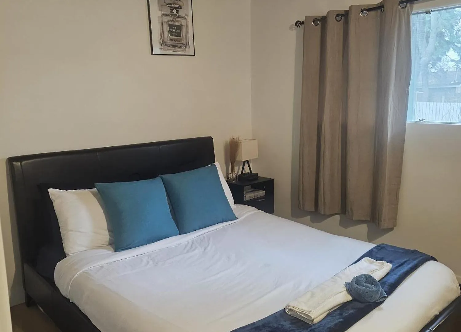 Penzion P&N Suites - Queen Room- Dubai Edmonton