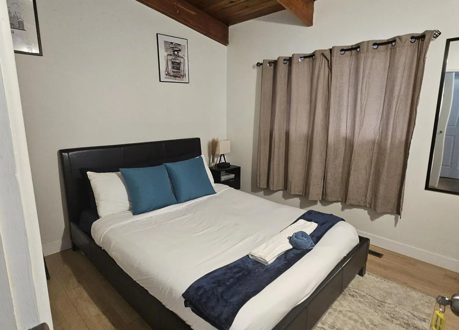 P&N Suites - Queen Room- Dubai Edmonton